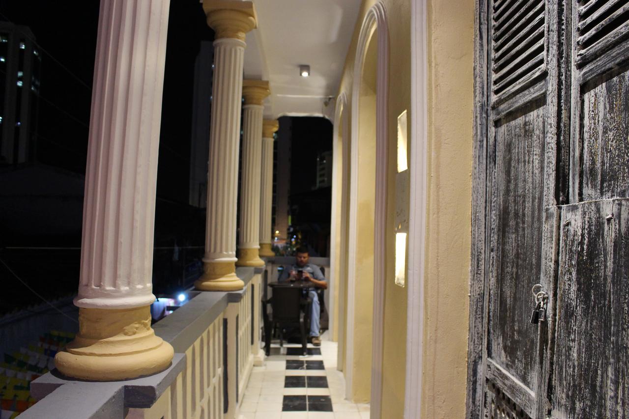 Jet-set Hostel *